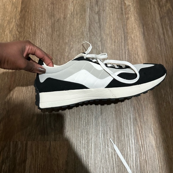 Steve Madden Stylish Black and White Men's Sneakers - Picture 6 of 7